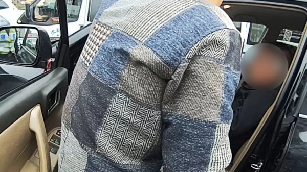 金橘策略 十字路口司机昏迷 车辆失控驶向车流 一辆车“故意”顶了上去｜看见正能量